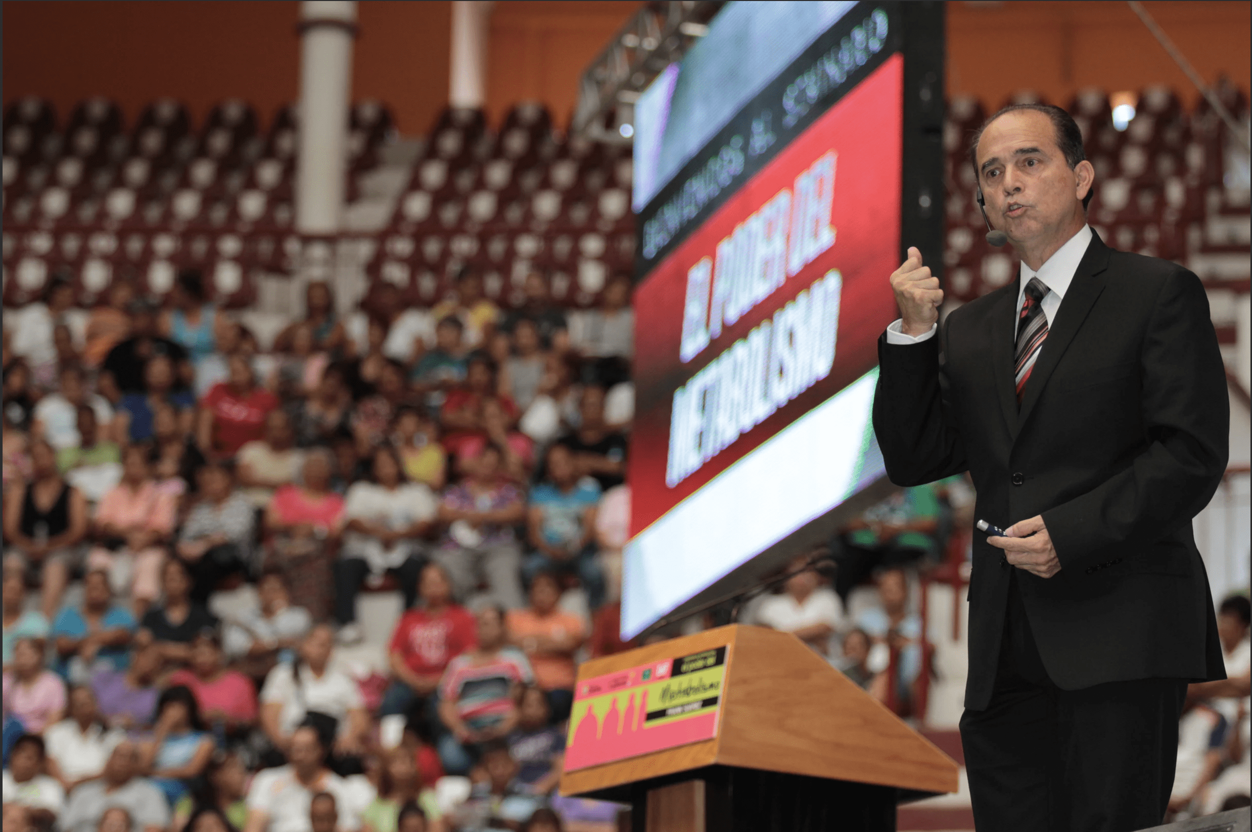 Frank Suárez hablando ante una audiencia durante una conferencia