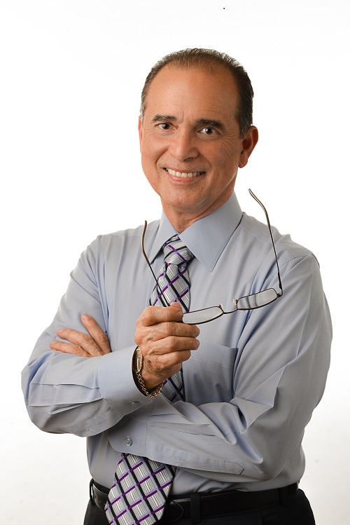 Retrato oficial de Frank Suárez sosteniendo sus anteojos