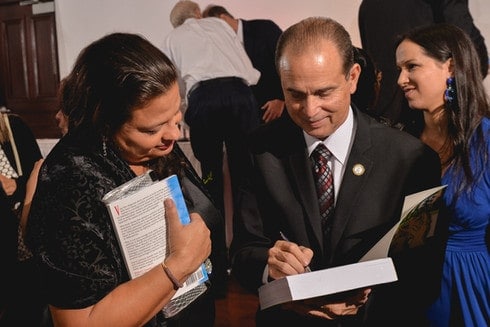 Frank Suárez firmando los libros de sus seguidores.